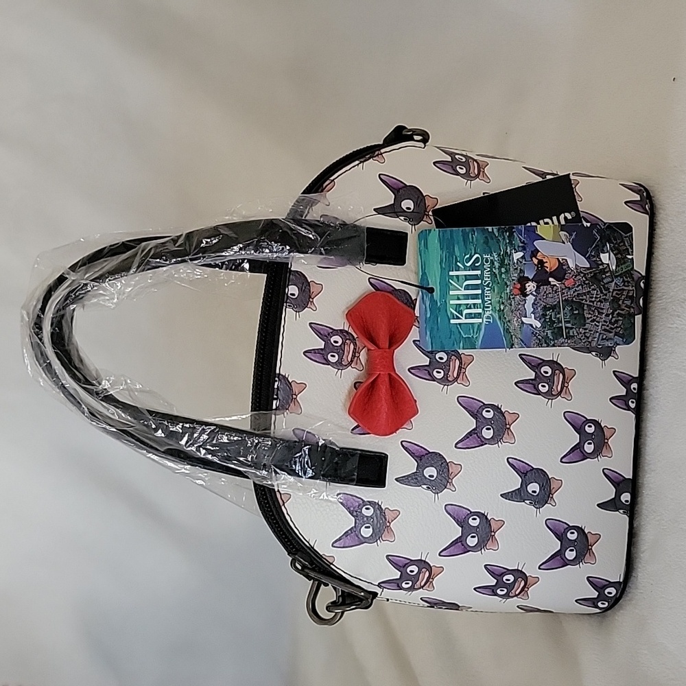 Lounge fly Kiki delivery service Purse